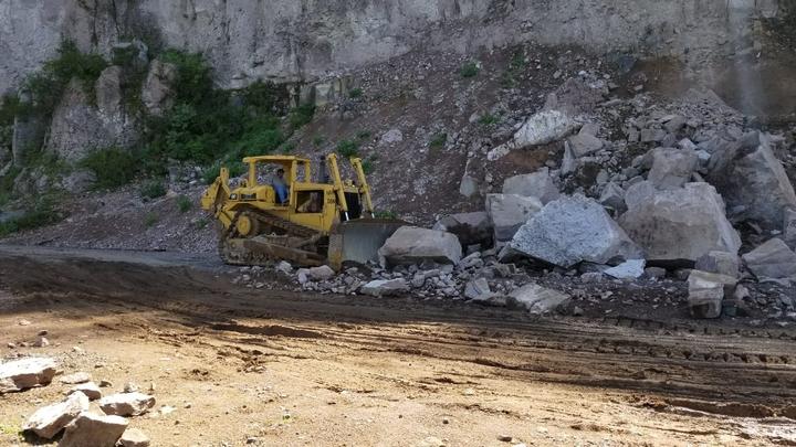 Continúa retiro de rocas tras derrumbe en carretera libre a Mazatlán