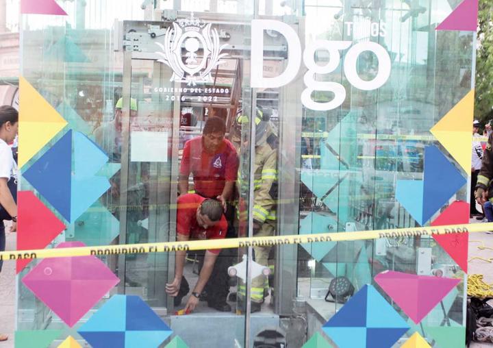 Falla elevador y atrapa a turistas