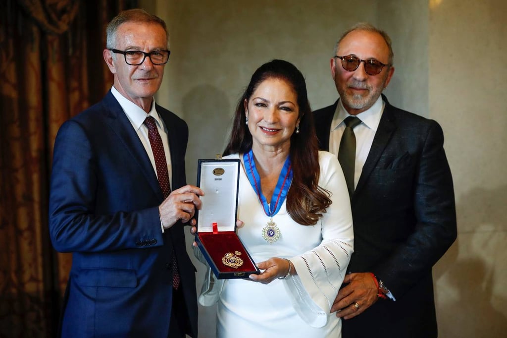 Reconocen carrera de Gloria en España