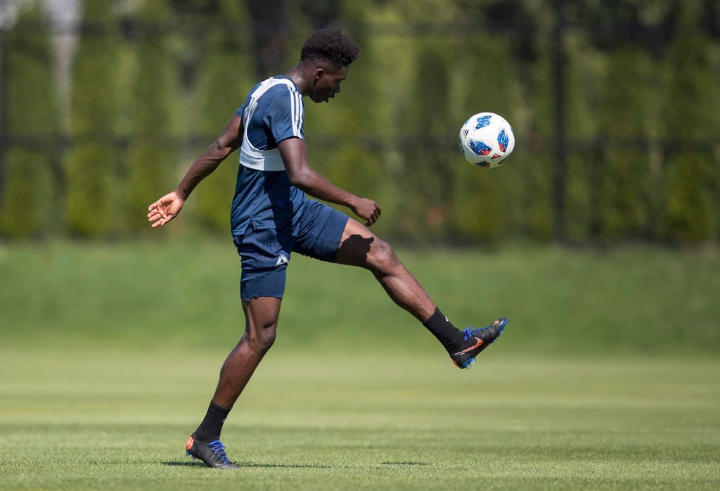 Bayern firma al canadiense Alphonso Davies por 22 mdd