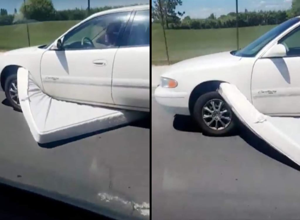 ¿Un auto arrastrando un colchón?