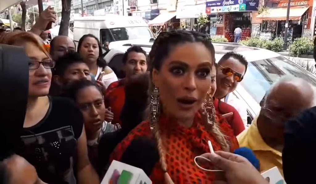 Manosean a Galilea Montijo durante entrevista