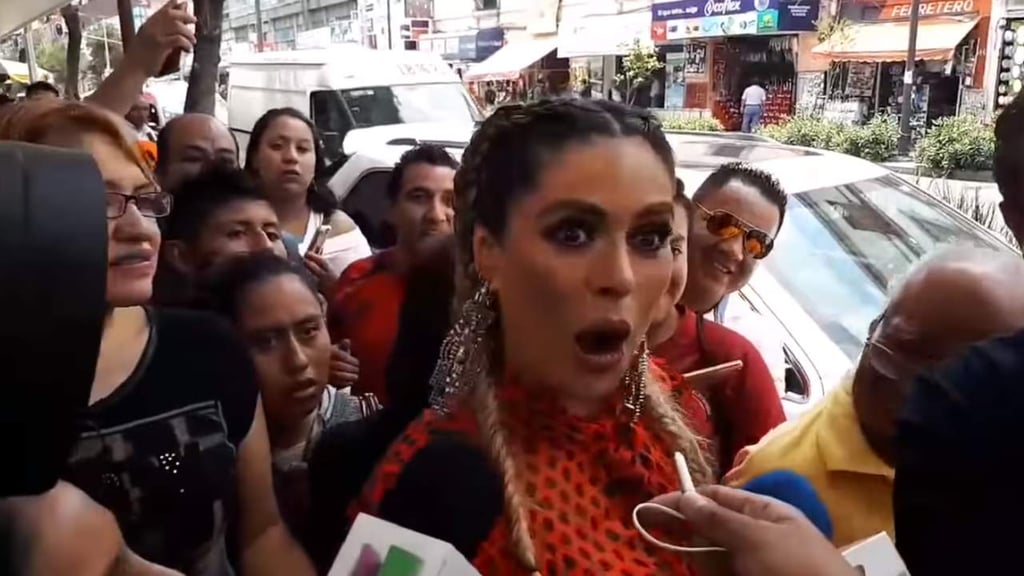 A Galilea le 'agarran' el trasero