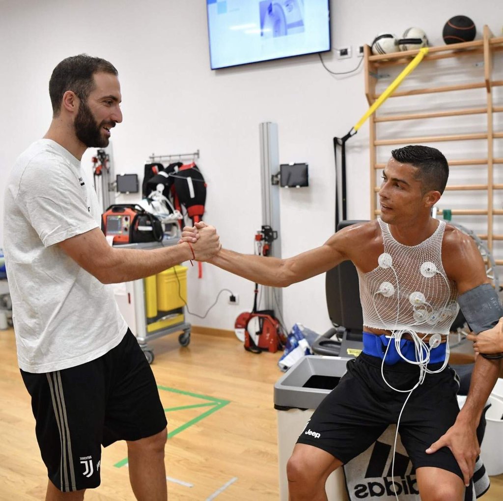 Cristiano entrena con la Juventus; Higuaín a punto de irse