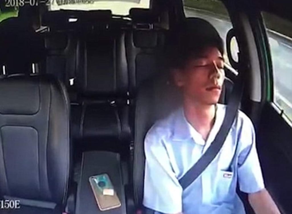 Captan momento en que taxista se duerme al volante