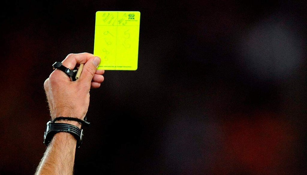 Árbitros podrán amonestar o expulsar técnicos en Inglaterra