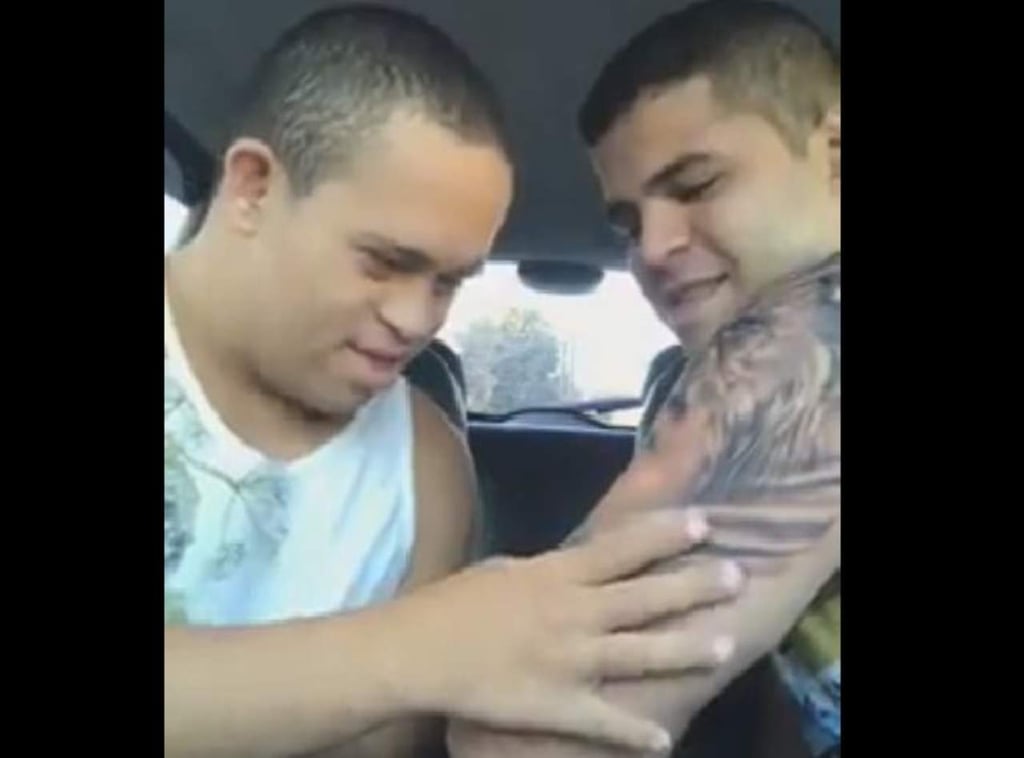 VIRAL: Se tatúa la cara de su hermano con síndrome de Down