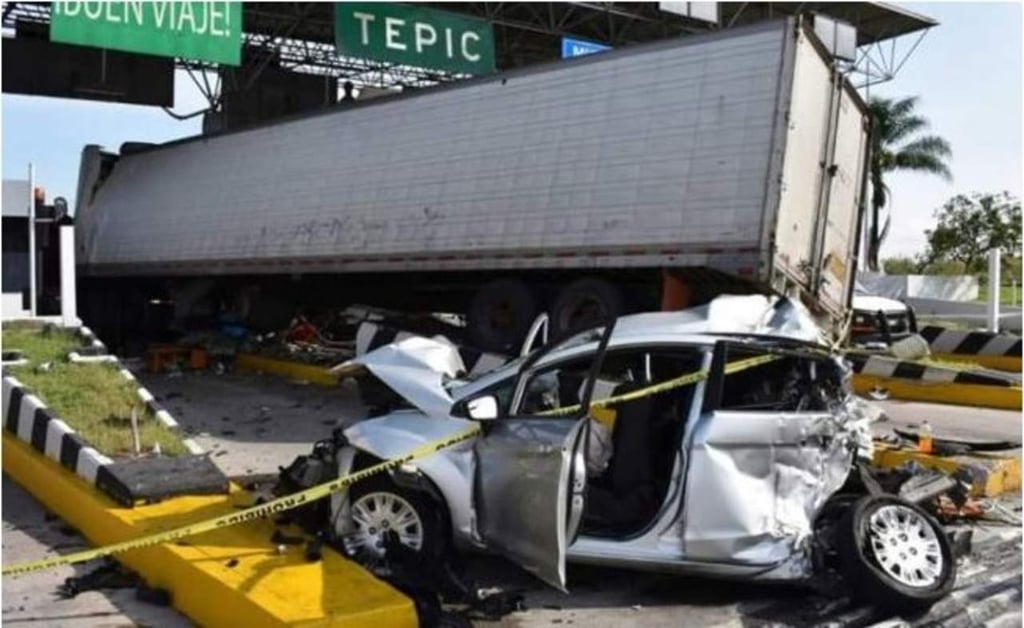 Tráiler embiste autos en caseta de autopista Tepic-Guadalajara; un muerto