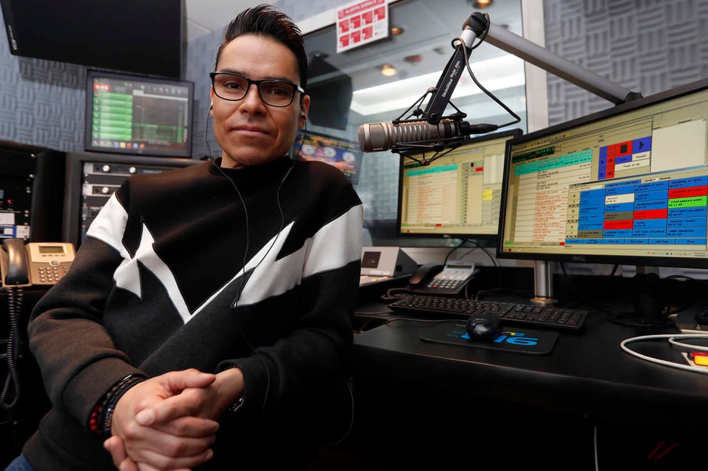 Toño Esquinca elogia a AMLO en su regreso a la radio