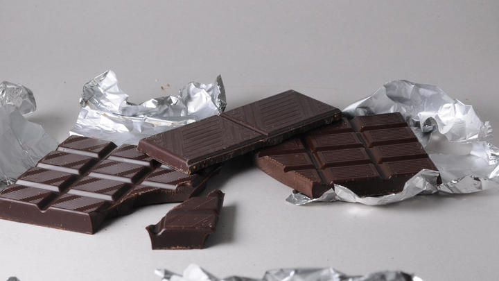 Come chocolate  negro mientras adelgazas