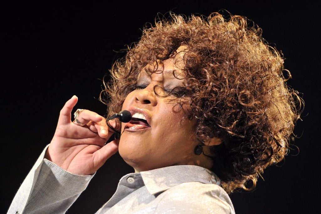 1963: Da su primer respiro Whitney Houston, cantante estadounidense de fama internacional