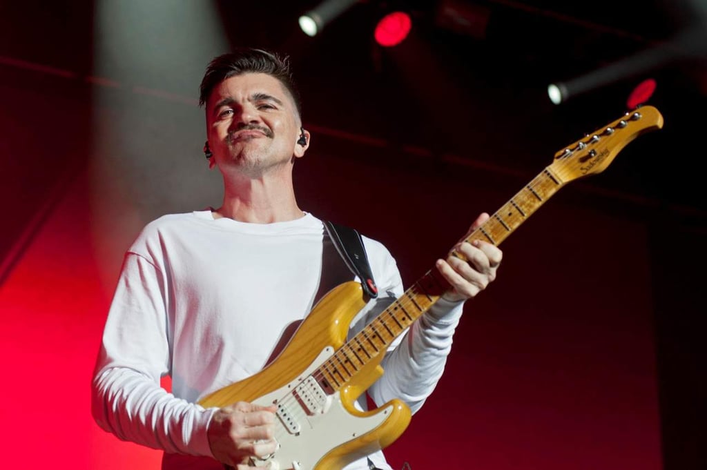 1972: Ve la primera luz Juanes, reconocido cantante, compositor y músico colombiano