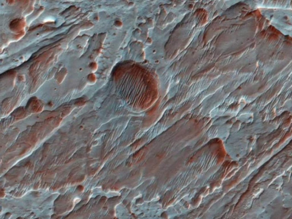 Muestra NASA imágenes de cráter en Marte