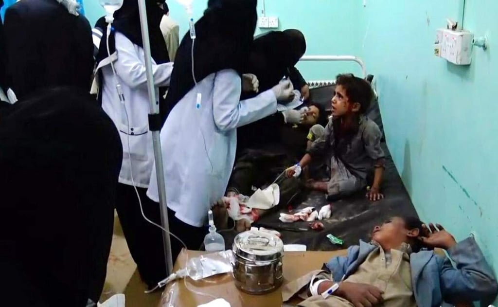 Mueren 29 niños en bombardeo contra autobuses en Yemen