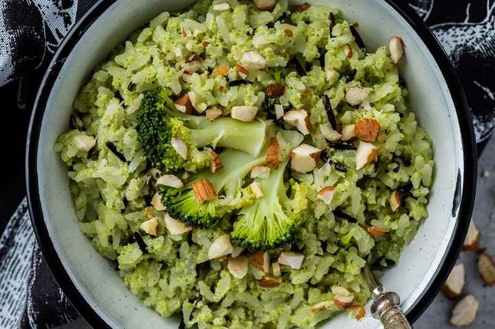 Prepara exquisito arroz con brócoli