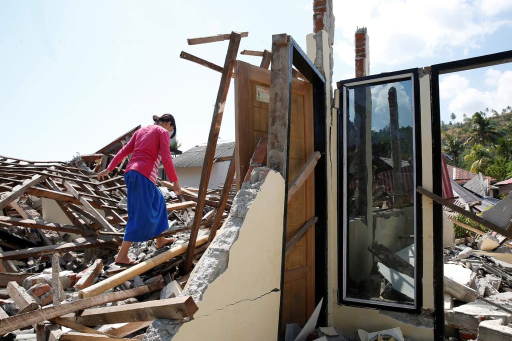 Suman 321 los muertos por sismo en Indonesia
