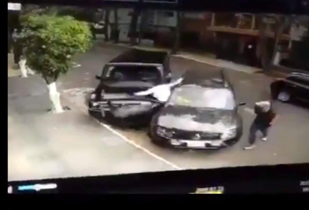Camioneta intenta arrollar a sujetos que asaltaban a una mujer