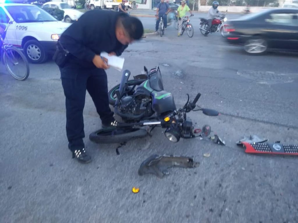 Motociclista choca contra taxi en Gómez Palacio