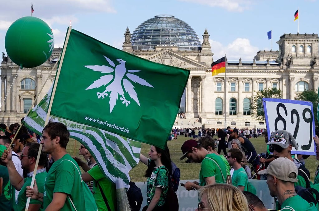 Marchan miles en Berlín por la legalización de la marihuana