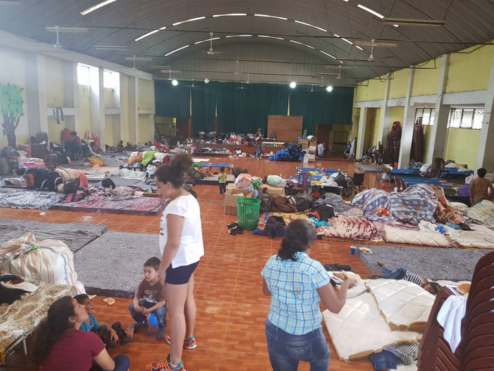 Evacúan familias por inundación en Ceballos