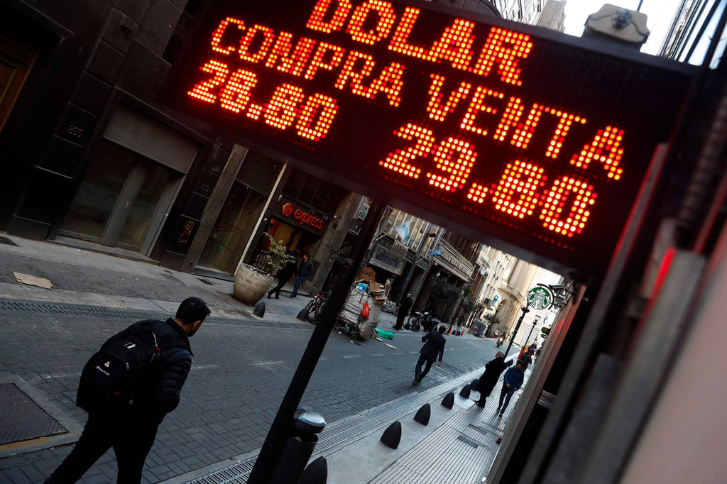 Aumentar tasa 'respaldará' al peso argentino pero 'retrasará' recuperación: Moody's