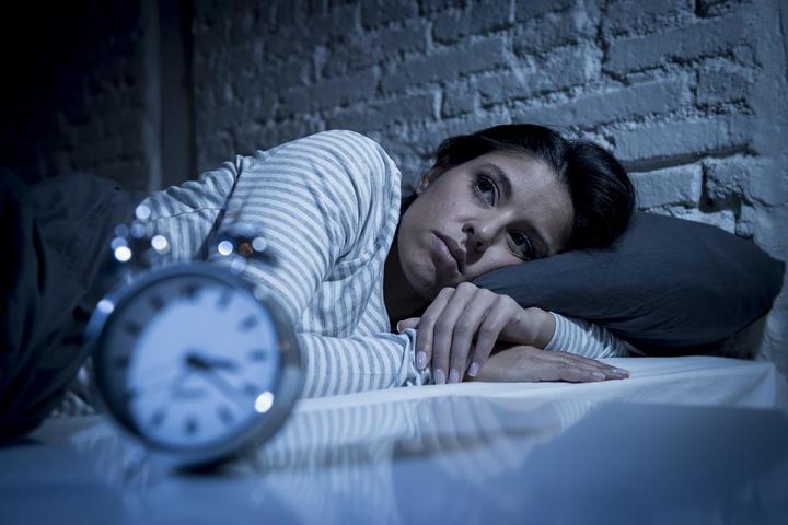 Falta de horas de sueño lleva al aislamiento social