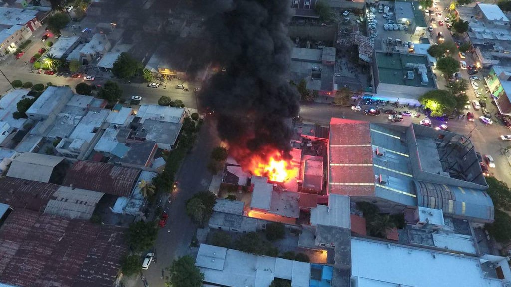 Incendio consume taller de camiones en Gómez Palacio
