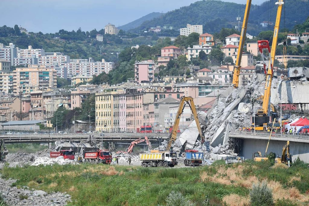 Se eleva a 41 la cifra de muertos por derrumbe de puente en Génova