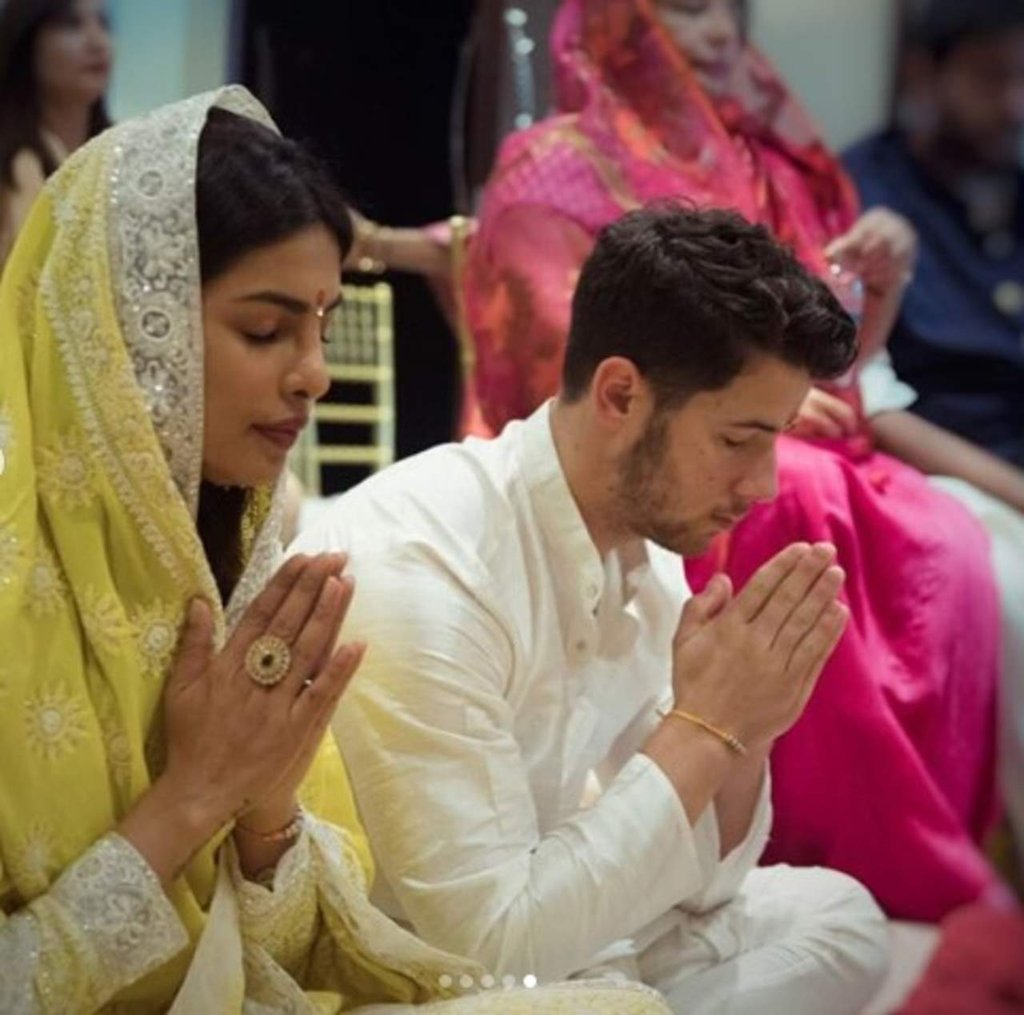 Nick Jonas y Priyanka celebran su compromiso con ritual hindú