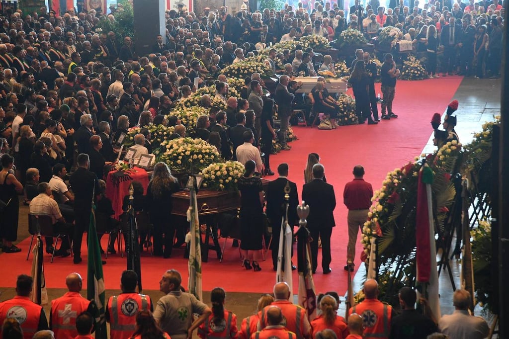 Realizan primeros funerales de las víctimas de Génova