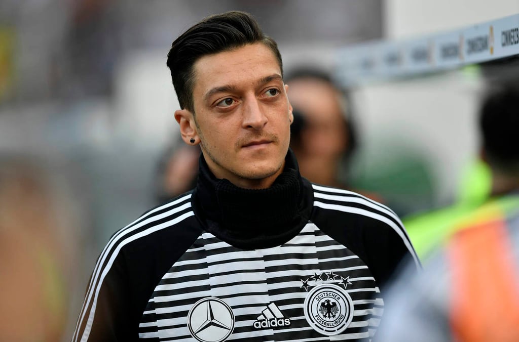 Federación Alemana lamenta no haber dado apoyo a Özil