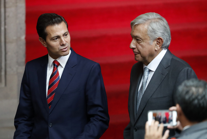 Ante Peña Nieto, AMLO frena reforma educativa
