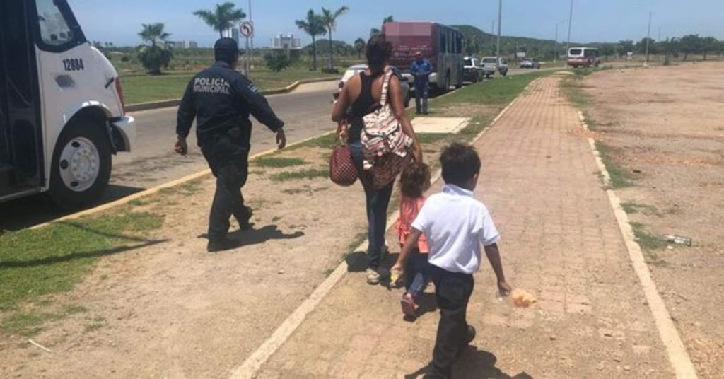 'Por las prisas', madre olvida a su hijo en transporte de Mazatlán