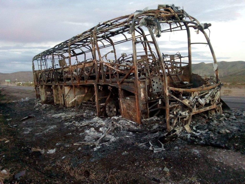 Se incendia camión de turismo en la Gómez Palacio-Durango