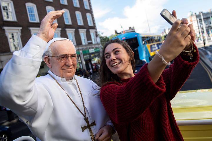 Papa llega Irlanda con presión por abusos