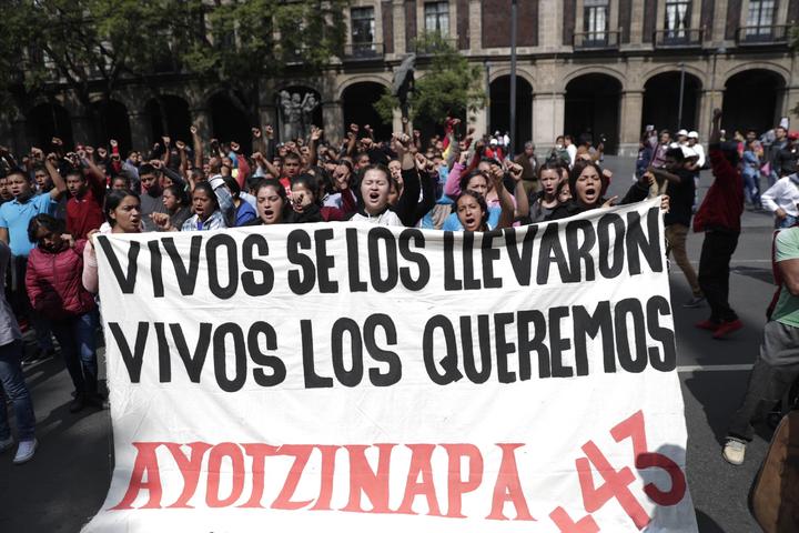 Padres de los 43 normalistas exigen reunión con la SCJN
