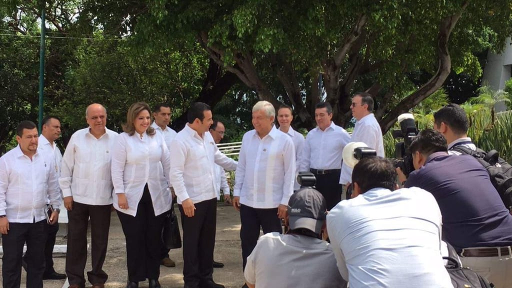 Se reúnen López Obrador y presidente de Guatemala