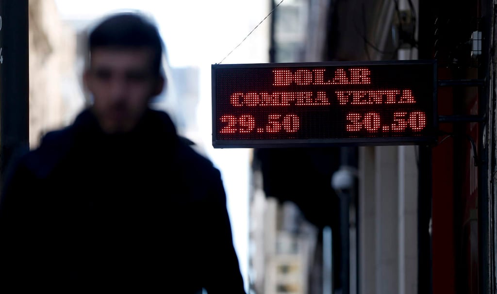 Pese adelanto de préstamo, peso argentino cae ante el dólar