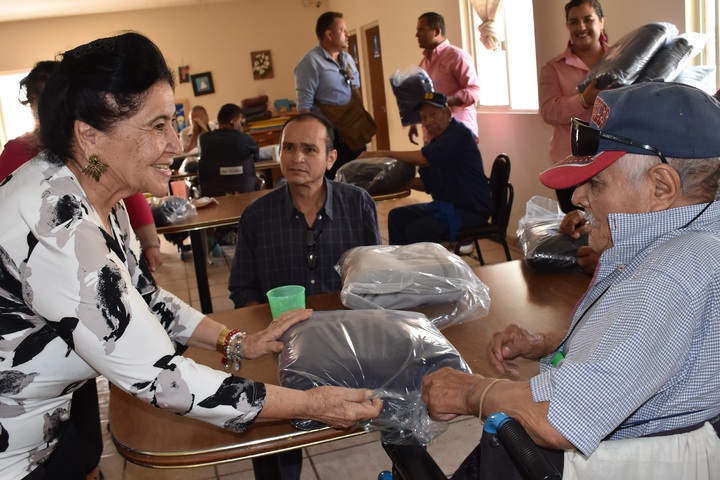 Festejan a los adultos mayores