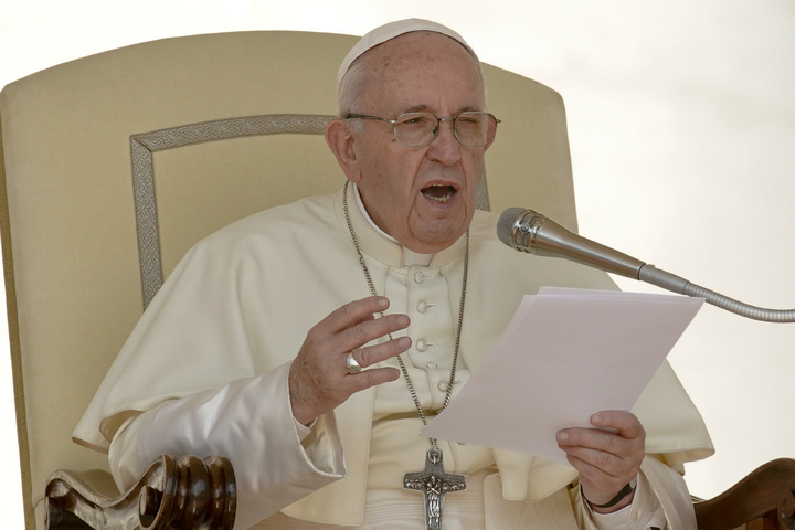 El Papa Francisco lamenta abusos sexuales en Irlanda