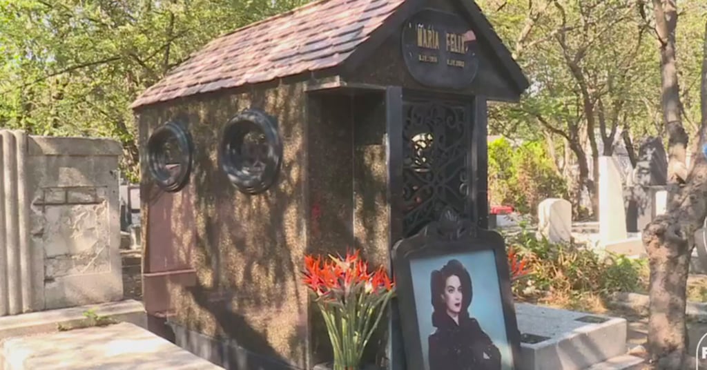 Saquean tumba de María Félix