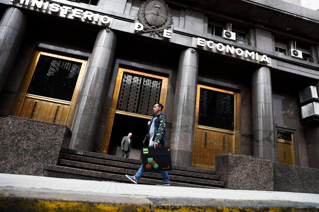 Peso argentino se devalúa 14.7 % ante el dólar en menos de un día