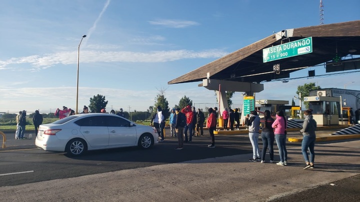 Normalistas toman caseta de peaje
