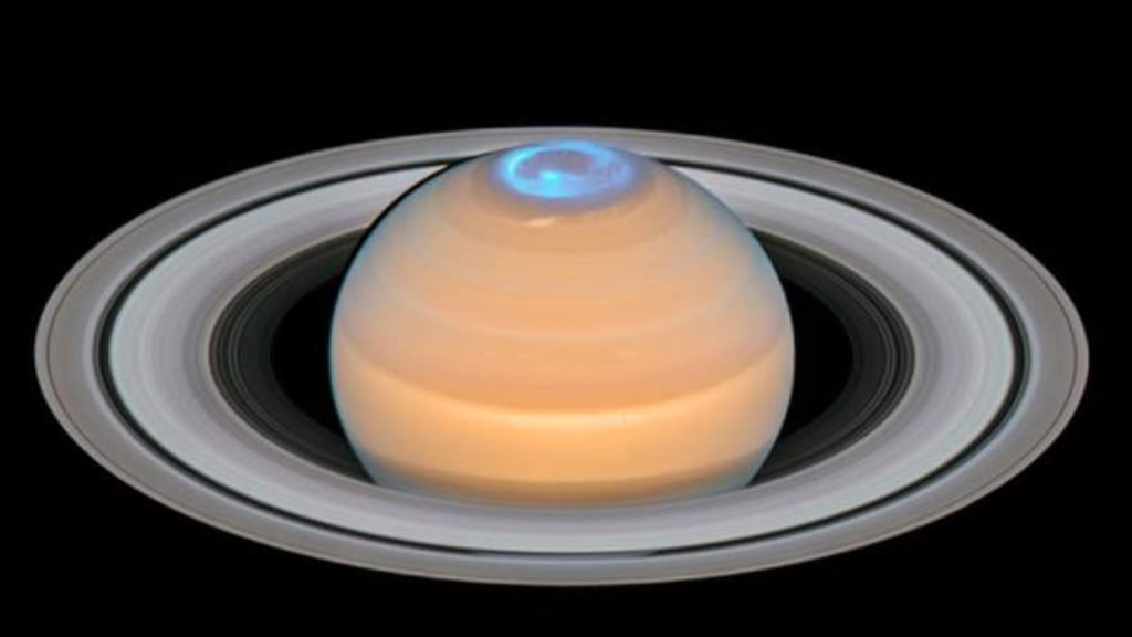 Captan imágenes de auroras boreales en Saturno