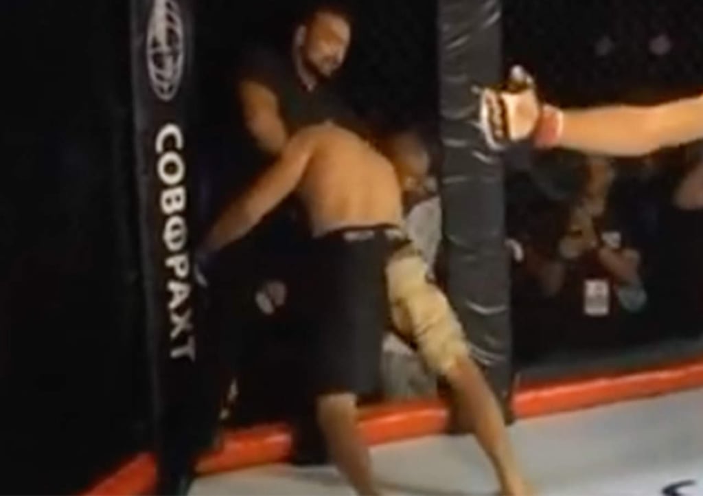 Árbitro de MMA estrangula al luchador durante pelea