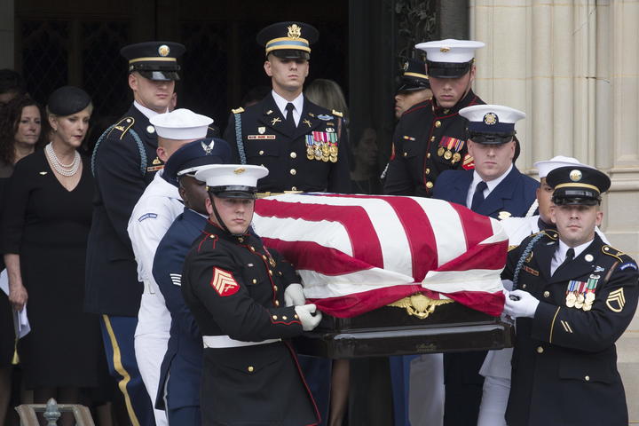 Familiares y políticos dan último adiós a McCain en Washington