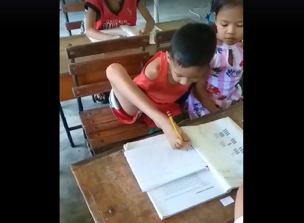 Niño sin brazos que va a la escuela se hace viral
