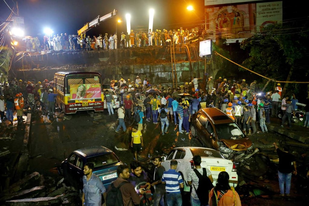 Derrumbe de puente en India deja al menos 25 heridos