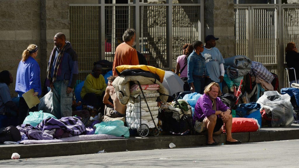 Corte de EU prohíbe penalizar a quienes duerman en la calle