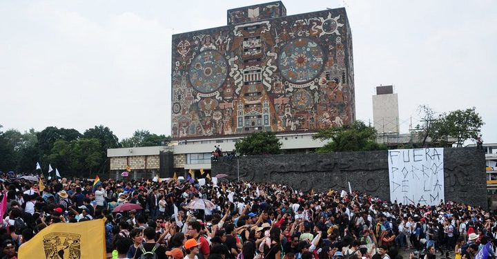 '¡Fuera porros de la UNAM!'